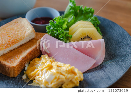 早餐,吐司,炒蛋,火腿,獼猴桃,水果,沙拉,生菜,湯, 早餐,吐司,炒蛋,火腿,獼猴桃,水果,沙拉,生菜,湯, 131073619