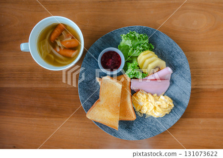 早餐,吐司,炒蛋,火腿,獼猴桃,水果,沙拉,生菜,湯, 早餐,吐司,炒蛋,火腿,獼猴桃,水果,沙拉,生菜,湯, 131073622