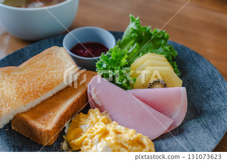早餐,吐司,炒蛋,火腿,獼猴桃,水果,沙拉,生菜,湯, 早餐,吐司,炒蛋,火腿,獼猴桃,水果,沙拉,生菜,湯, 131073623