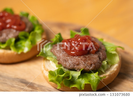 製作手作漢堡的過程 製作手作漢堡的過程 131073680