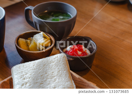 麵包和水果早餐 131073685