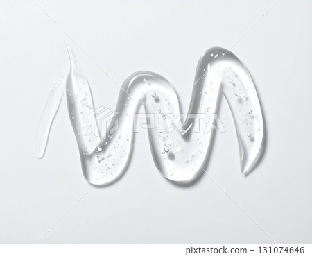 透明凝膠的護膚質地，氣泡在白色背景上擴散 131074646