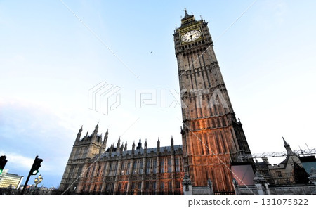 Big Ben: Dazzled in the twilight and stretching into the blue sky 131075822
