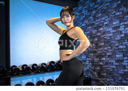 Posing well-trained woman, cool woman exercising at the gym, back muscles, hip up, muscle training girl Posing well-trained woman, cool woman exercising at the gym, back muscles, hip up, muscle training girl 131076791