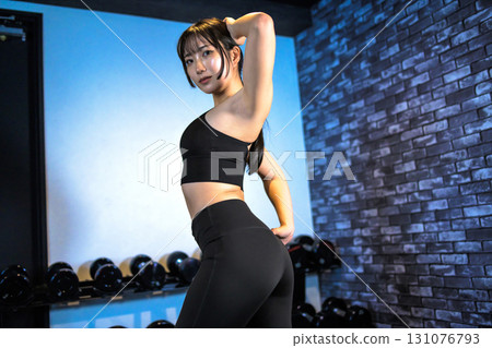 擺出訓練有素的女人，酷女人在健身房鍛煉，背部肌肉，臀部，肌肉訓練女孩 131076793