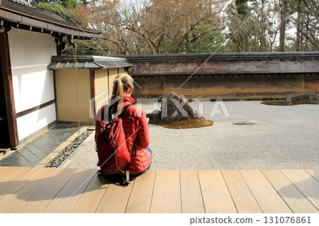 外國賞櫻者在龍安寺的石庭拍照 外國賞櫻者在龍安寺的石庭拍照 131076861