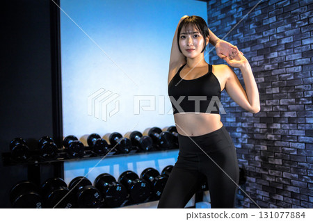 擺出訓練有素的女人,酷女人在健身房鍛煉,伸展運動,肌肉訓練女孩 擺出訓練有素的女人,酷女人在健身房鍛煉,伸展運動,肌肉訓練女孩 131077884