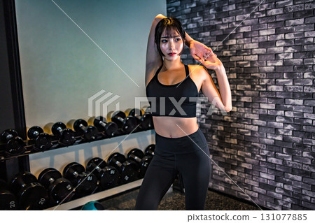 擺出訓練有素的女人,酷女人在健身房鍛煉,伸展運動,肌肉訓練女孩 擺出訓練有素的女人,酷女人在健身房鍛煉,伸展運動,肌肉訓練女孩 131077885