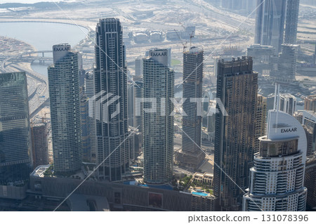 從哈利法塔俯瞰杜拜市 / 杜拜,阿拉伯聯合大公國 (UAE) 從哈利法塔俯瞰杜拜市 / 杜拜,阿拉伯聯合大公國 (UAE) 131078396