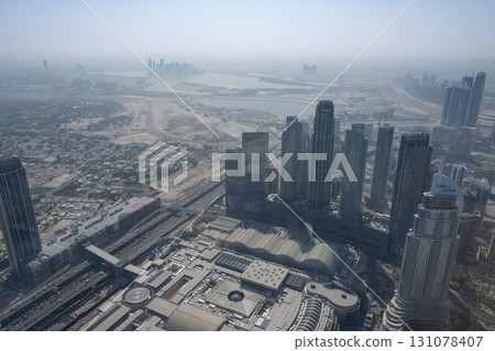 從哈利法塔俯瞰杜拜市 / 杜拜，阿拉伯聯合大公國 (UAE) 131078407
