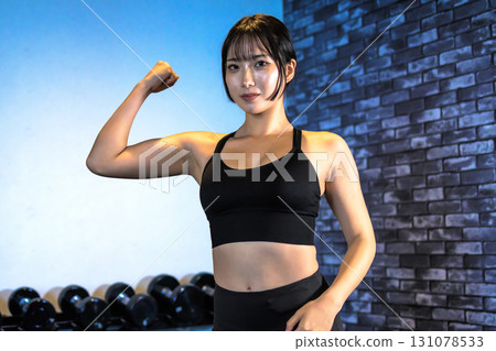 女人炫耀她的二頭肌,酷女人在健身房鍛煉,上身,肌肉訓練,修剪 女人炫耀她的二頭肌,酷女人在健身房鍛煉,上身,肌肉訓練,修剪 131078533