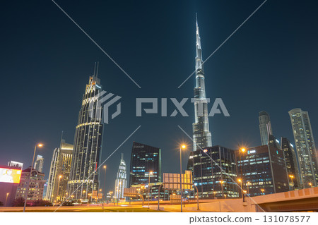 夜晚的哈利法塔和摩天大樓 / 杜拜,阿拉伯聯合大公國 (UAE) 夜晚的哈利法塔和摩天大樓 / 杜拜,阿拉伯聯合大公國 (UAE) 131078577