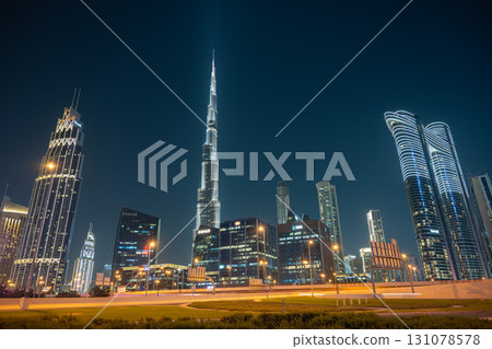 夜晚的哈利法塔和摩天大樓 / 杜拜，阿拉伯聯合大公國 (UAE) 131078578