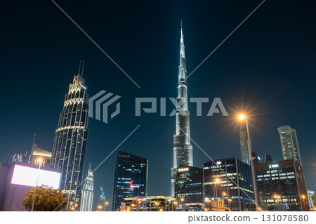 夜晚的哈利法塔和摩天大樓 / 杜拜,阿拉伯聯合大公國 (UAE) 夜晚的哈利法塔和摩天大樓 / 杜拜,阿拉伯聯合大公國 (UAE) 131078580