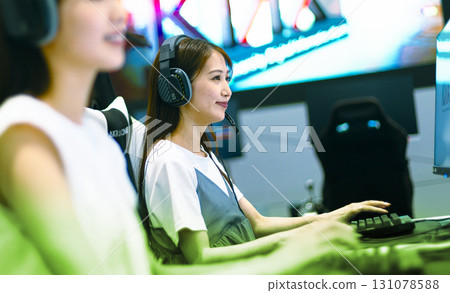 E-sports woman playing online games 131078588