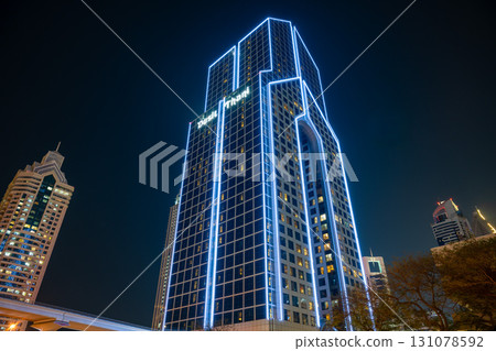夜晚的摩天大樓 / 杜拜，阿拉伯聯合大公國（UAE） 131078592
