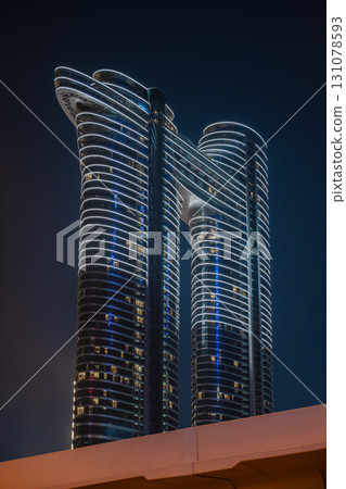 夜晚的摩天大樓 / 杜拜，阿拉伯聯合大公國（UAE） 131078593