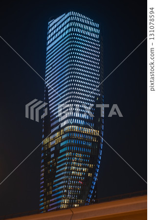 夜晚的摩天大樓 / 杜拜，阿拉伯聯合大公國（UAE） 131078594