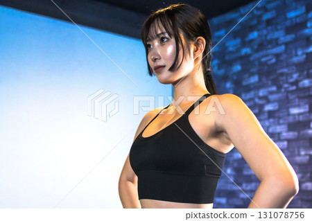 擺出訓練有素的女人，酷酷的女人在健身房鍛煉，站著擺姿勢，肌肉訓練女孩，裁剪水平位置 131078756