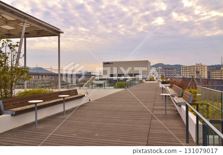 黃昏時分的新山口站甲板 131079017