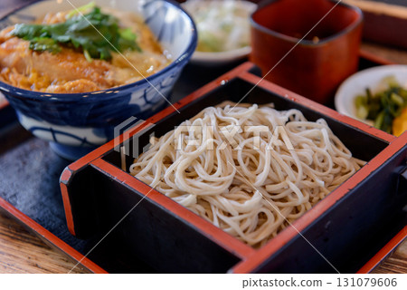 蕎麥麵和豬排蓋飯套餐 蕎麥麵和豬排蓋飯套餐 131079606
