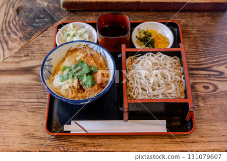 蕎麥麵和豬排蓋飯套餐 131079607