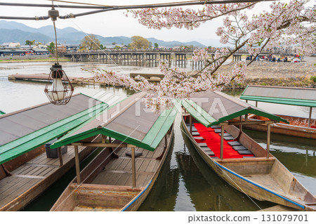 京都嵐山：桂川上的船屋 131079701