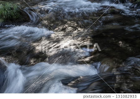 山間溪流沐浴在透過樹木的陽光中 山間溪流沐浴在透過樹木的陽光中 131082933