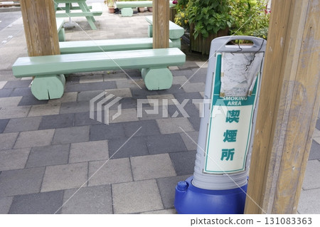 A sign indicating an outdoor smoking area in a commercial facility 131083363