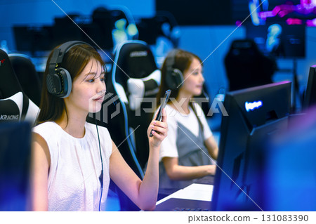 E-sports woman playing online games E-sports woman playing online games 131083390