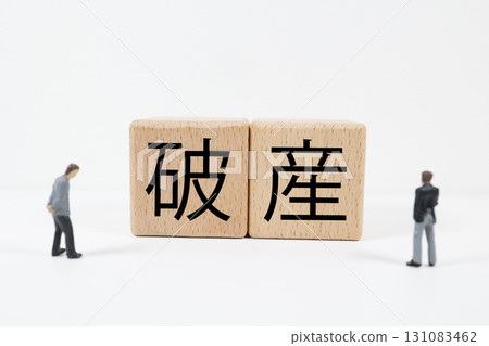 Bankruptcy word and miniature businessman images on wooden blocks 131083462