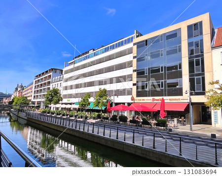 Promenade along the river Aarhus A in the city center of the town of Aarhus 131083694
