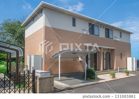 複式小屋與清爽的藍天 複式小屋與清爽的藍天 131083861