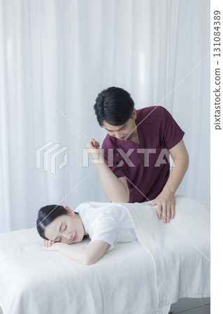 一個女人接受住宿 一個女人接受住宿 131084389