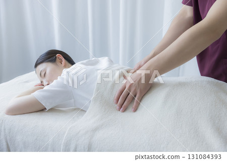 一個女人接受住宿 131084393