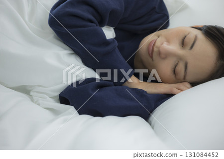 睡在床上的女人 131084452