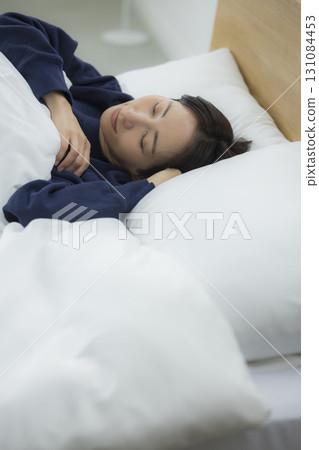 睡在床上的女人 131084453