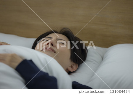 睡在床上的女人 睡在床上的女人 131084454