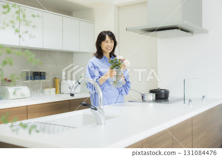 廚房裡拿著花瓶的女人 廚房裡拿著花瓶的女人 131084476