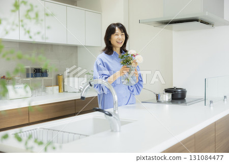廚房裡拿著花瓶的女人 131084477