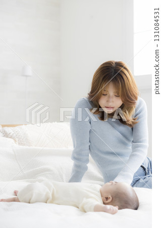 年輕的母親抱著她的孩子 131084531