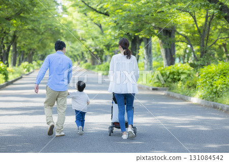 走在新鮮的綠色公園的家庭 131084542