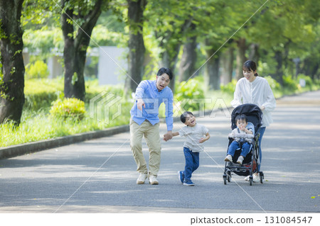 走在新鮮的綠色公園的家庭 走在新鮮的綠色公園的家庭 131084547
