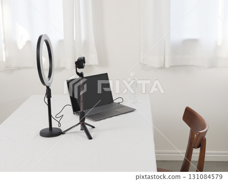 白色桌子上的視訊串流設置 白色桌子上的視訊串流設置 131084579