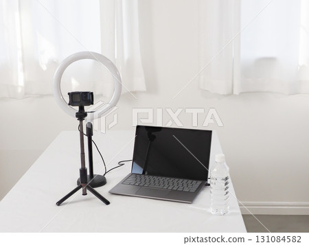 白色桌子上的視訊串流設置 131084582