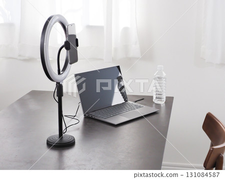 白色桌子上的視訊串流設置 131084587