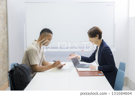 A woman explaining to a foreign man 131084604
