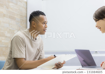 一名女子向一名外國男子解釋 131084605