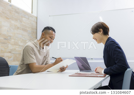 A woman explaining to a foreign man 131084607