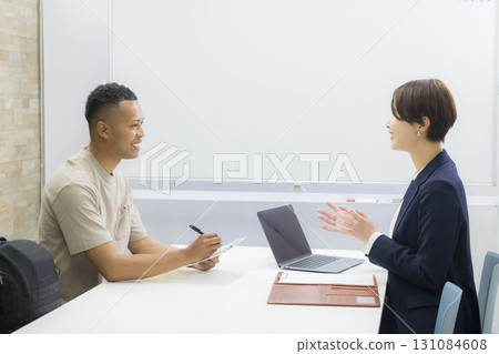 一名女子向一名外國男子解釋 一名女子向一名外國男子解釋 131084608